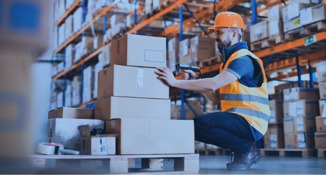 Traceability, śledzenie, magazynier skanuje kod kolektorem